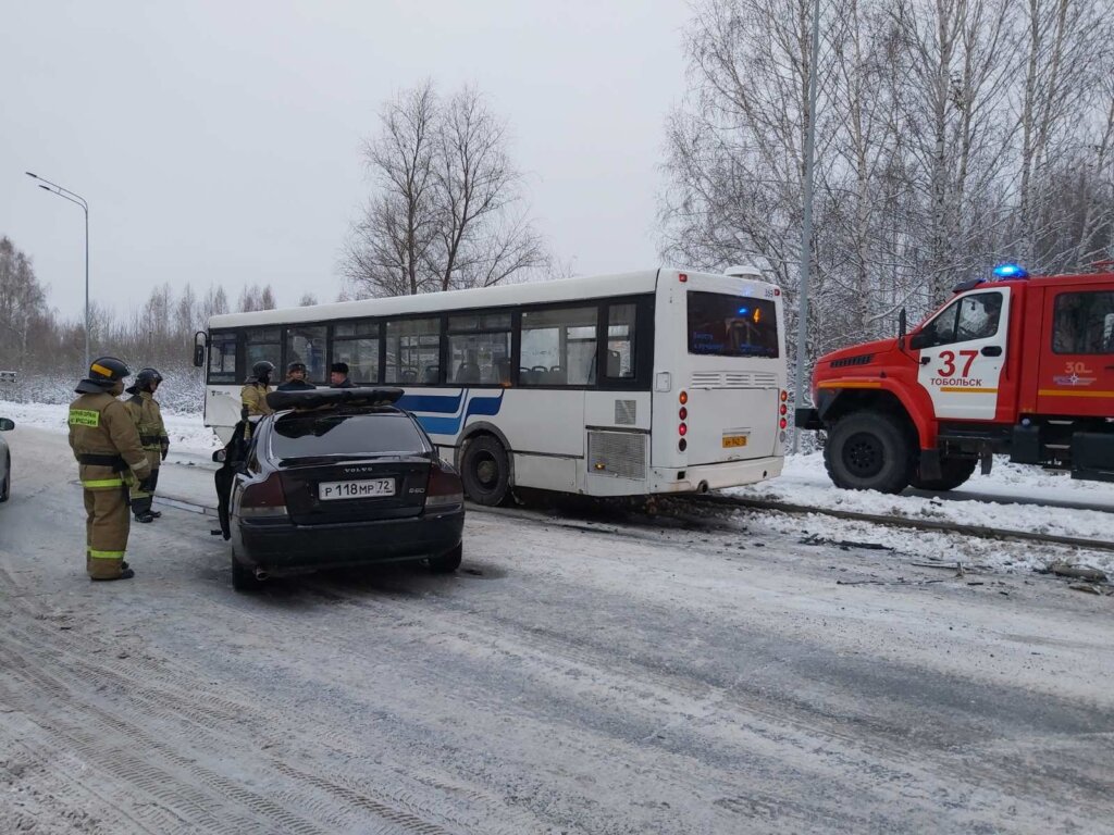 Водитель Volvo разбился в ДТП в Тобольске