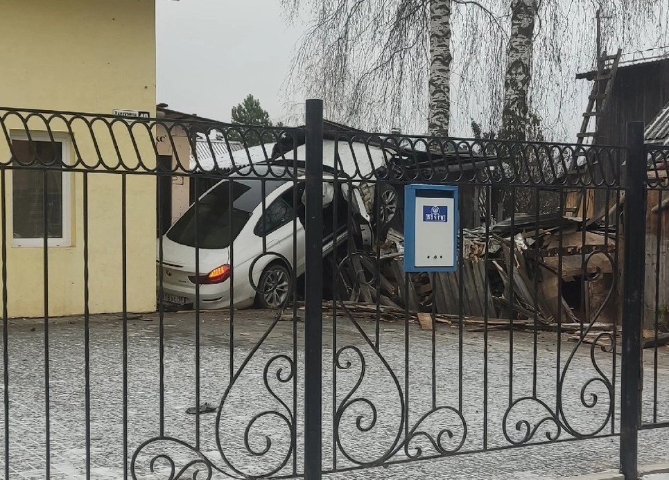 В Ижевске BMW сбил пешехода и снёс забор