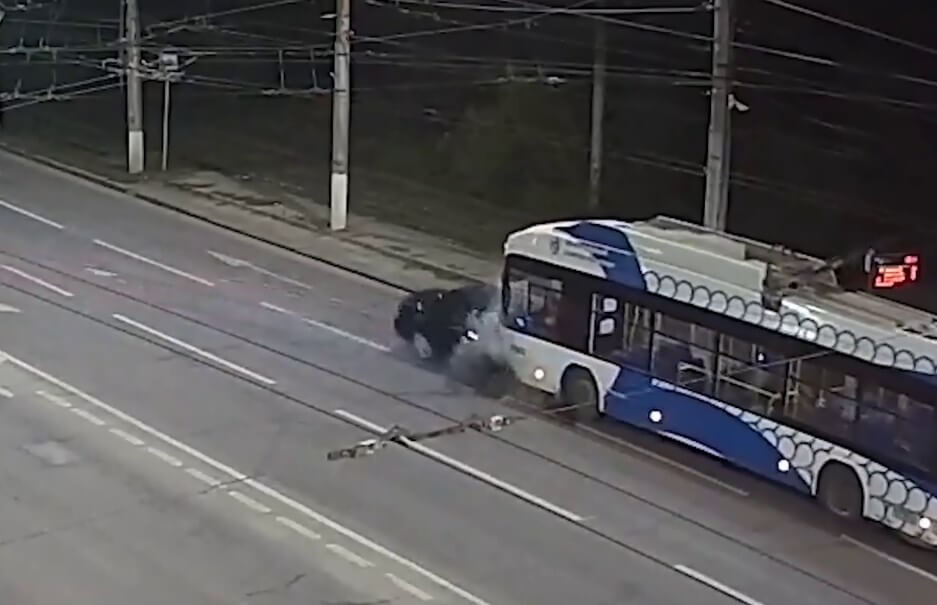 В Волгограде парень с девушкой погибли, врезавшись на «Ладе» в троллейбус