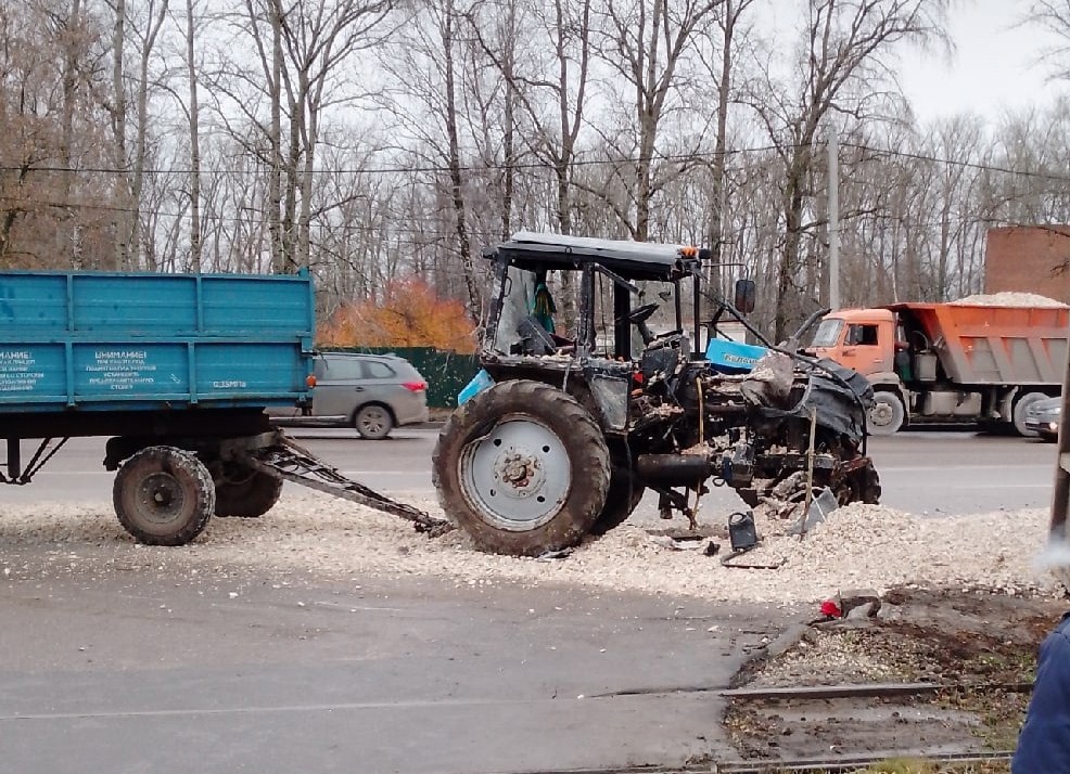 Трактор и грузовой автомобиль столкнулись на перекрестке в Коломне