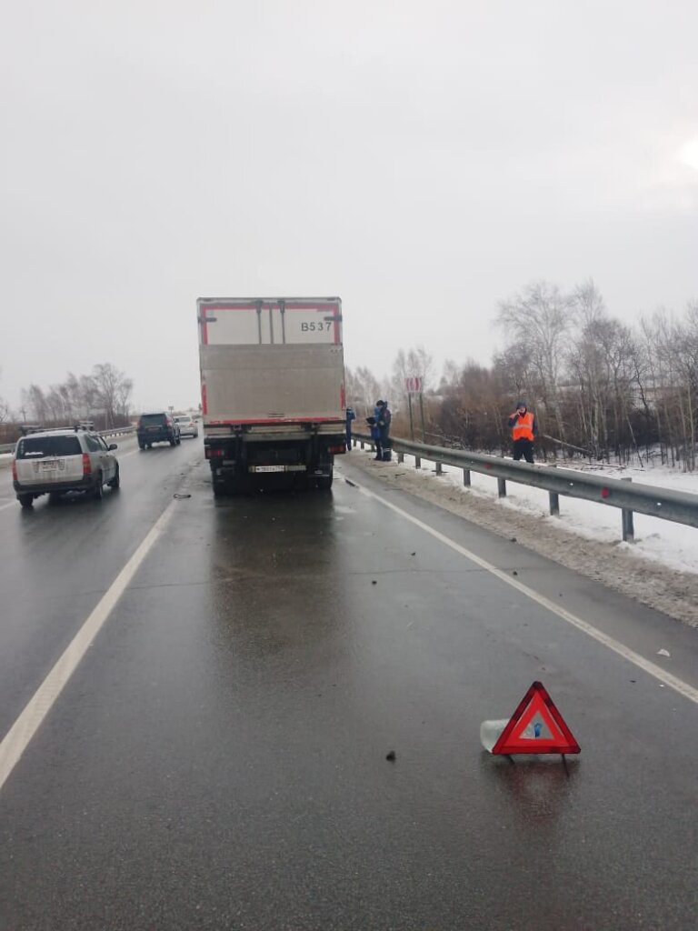 Под Новосибирском легковой автомобиль смяло между двумя грузовиками