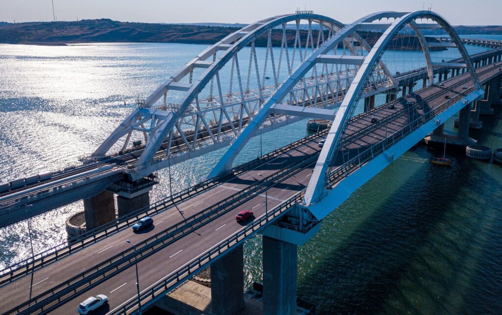На Крымском мосту открыли движение по отремонтированной части
