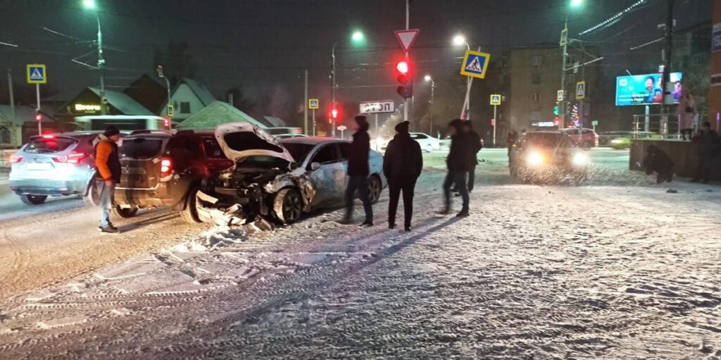 КАМАЗ сбил женщину на тротуаре в Оренбурге