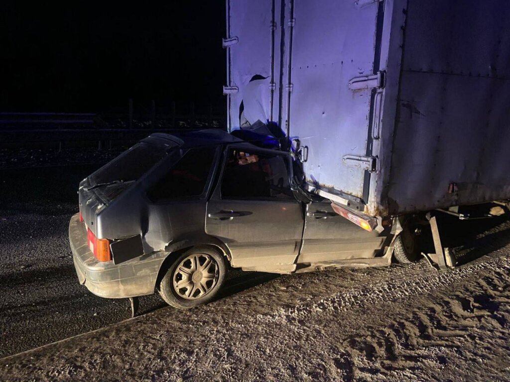 ВАЗ-2114 столкнулся с фургоном на трассе М-7 в Чувашии