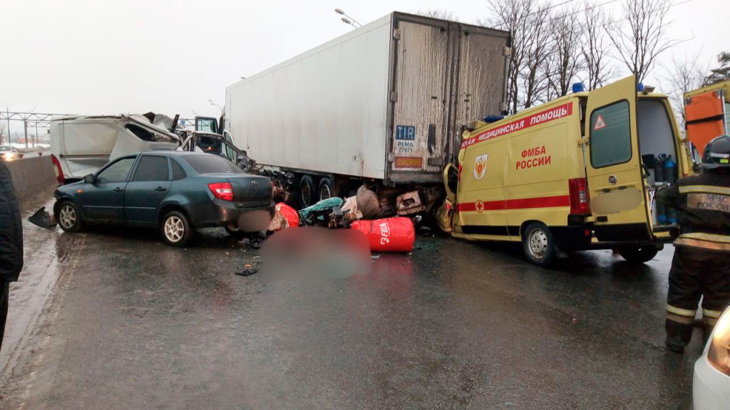 Два человека погибли в ДТП с участием скорой в Тверской области