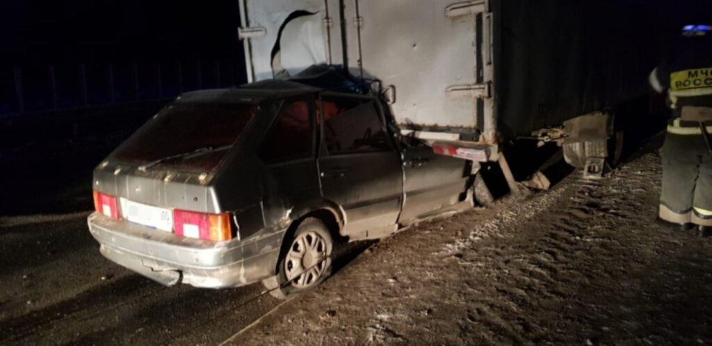 ВАЗ-2114 столкнулся с фургоном на трассе М-7 в Чувашии
