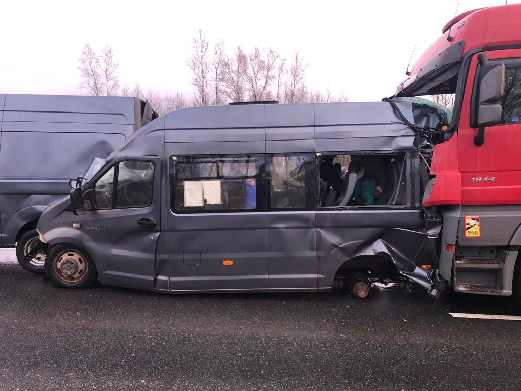Два пассажира микроавтобуса погибли в ДТП на трассе М-1