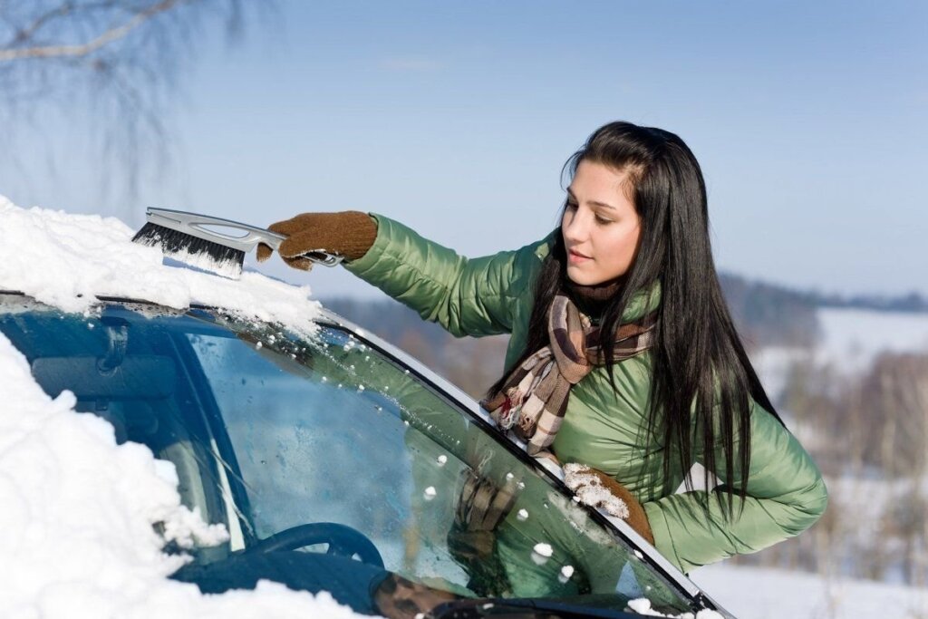 Водителя могут лишить прав за снег на крыше автомобиля