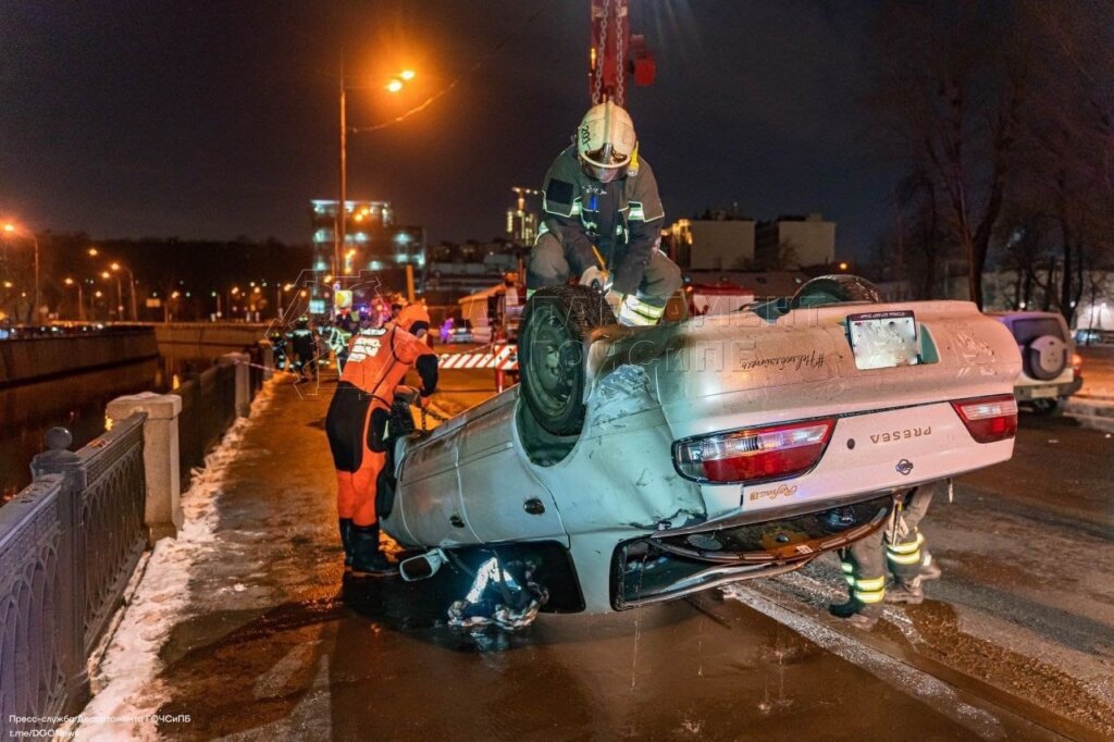 В Москве легковой автомобиль упал в Яузу