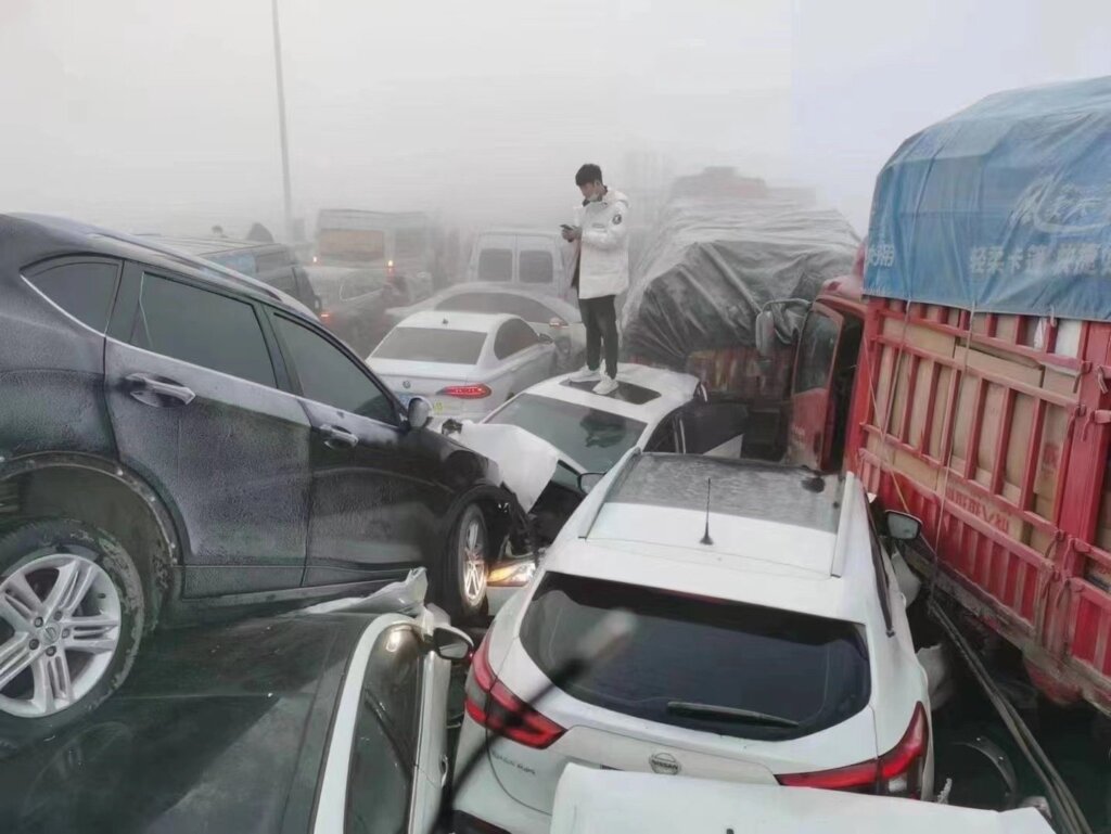 Более 200 автомобилей столкнулись на мосту в Китае