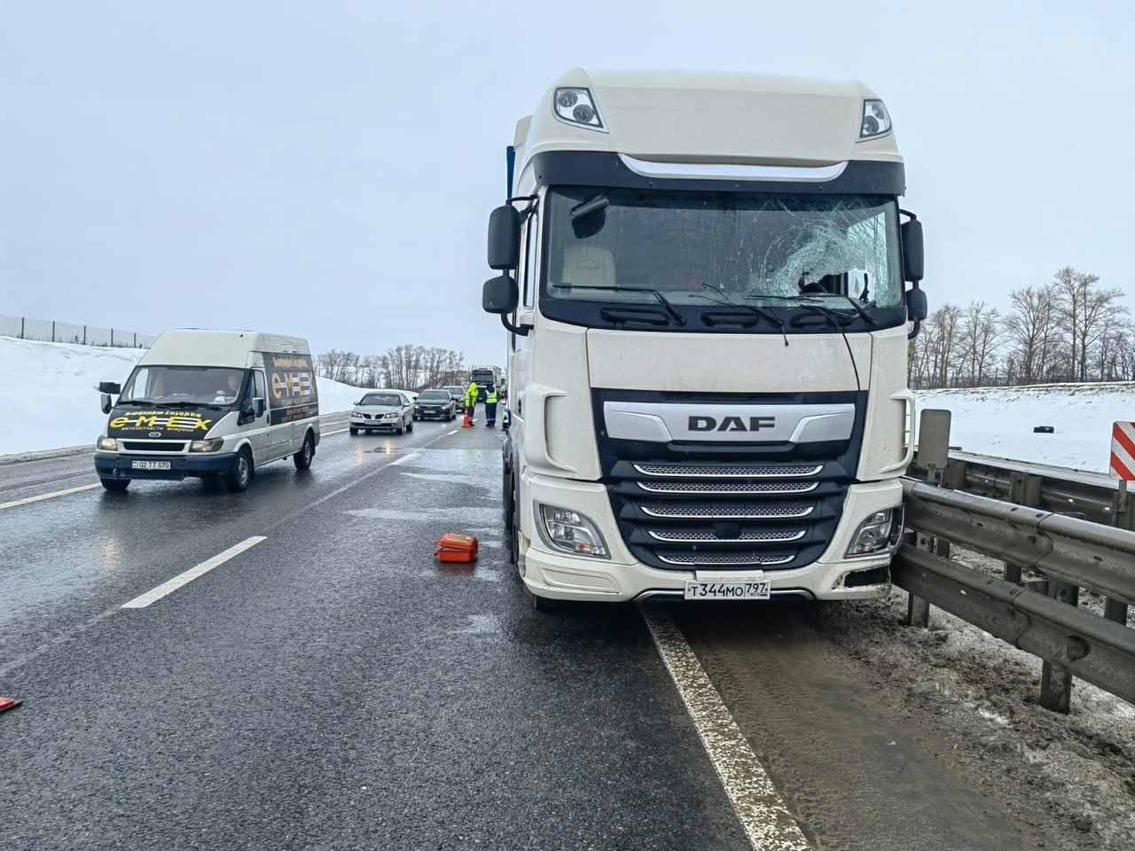 На трассе М-4 водителя фуры убило куском асфальта