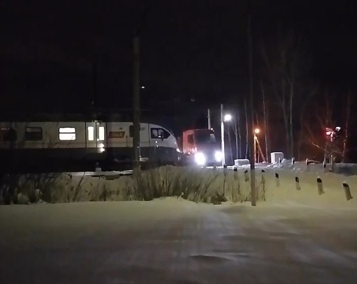 В Подмосковье грузовой автомобиль едва не столкнулся с поездом