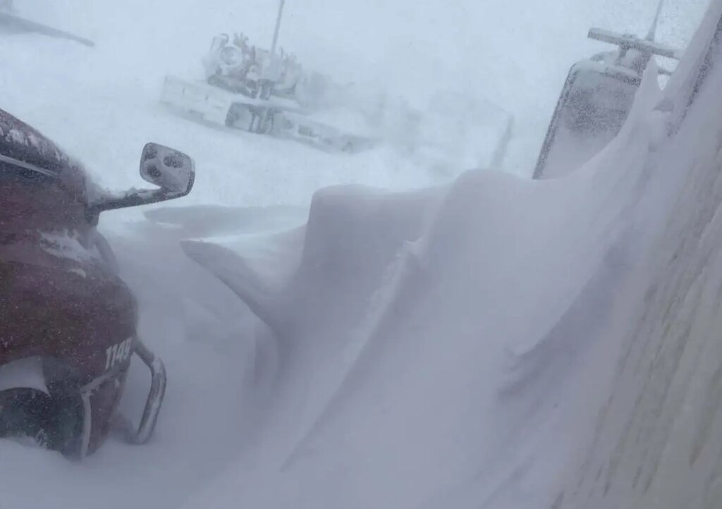 Десятки грузовиков занесло снегом в результате снежной бури в США
