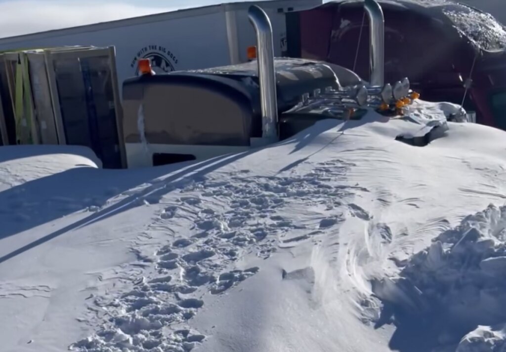 Десятки грузовиков занесло снегом в результате снежной бури в США