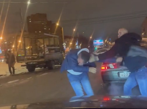 В Петербурге два водителя не поделили полосу и подрались