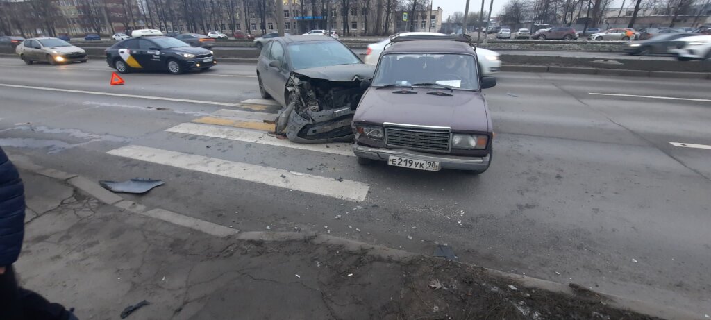 В Петербурге пенсионер на &#171;Жигулях&#187; едва не сбил пешеходов и устроил ДТП на встречной полосе