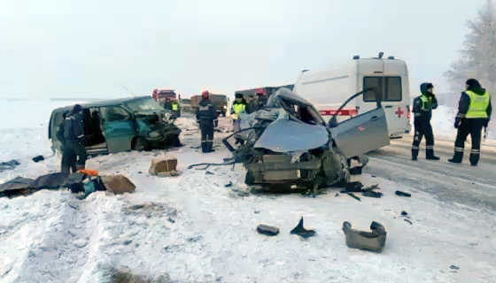 Четверо погибли в ДТП с участием легкового автомобиля и микроавтобуса в Тюменской области