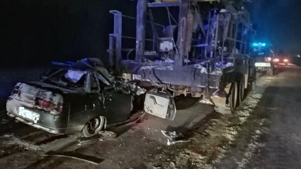 Легковой автомобиль столкнулся с грузовиком на трассе в Башкирии