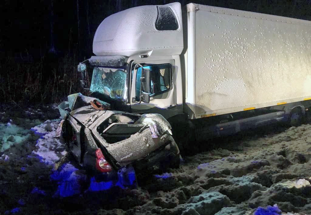 Renault Sandero вынесло под встречный фургон на трассе &#171;Кола&#187;: трое не выжили