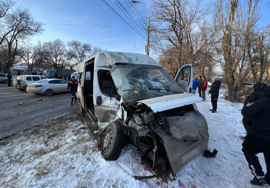 Очевидцы ДТП в Волгограде: пассажиров выбросило из маршрутки, после чего их переехал грузовик