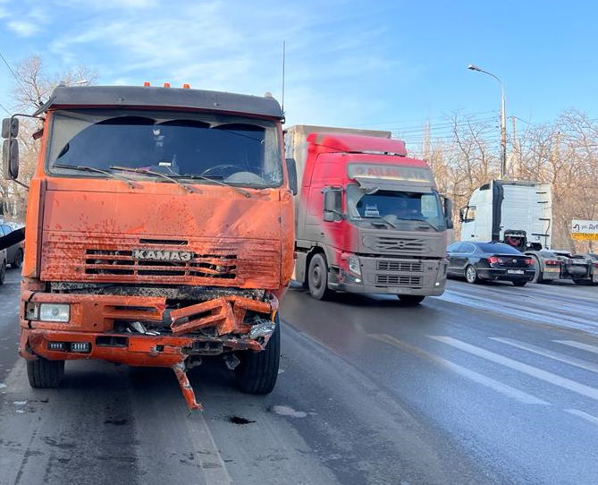 Очевидцы ДТП в Волгограде: пассажиров выбросило из маршрутки, после чего их переехал грузовик