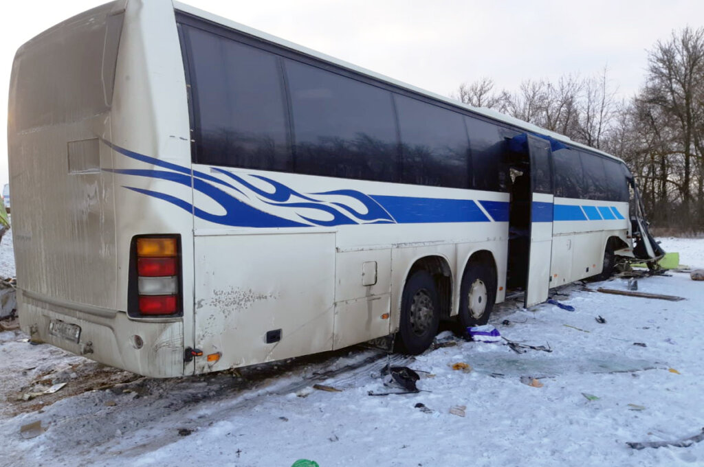 От удара у тягача оторвало кабину. Подробности крупного ДТП с автобусом на трассе «Каспий»