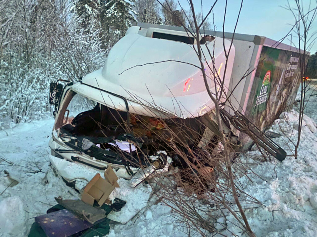 Под Ханты-Мансийском &#171;Газель&#187; разорвало на части от столкновения с грузовиком