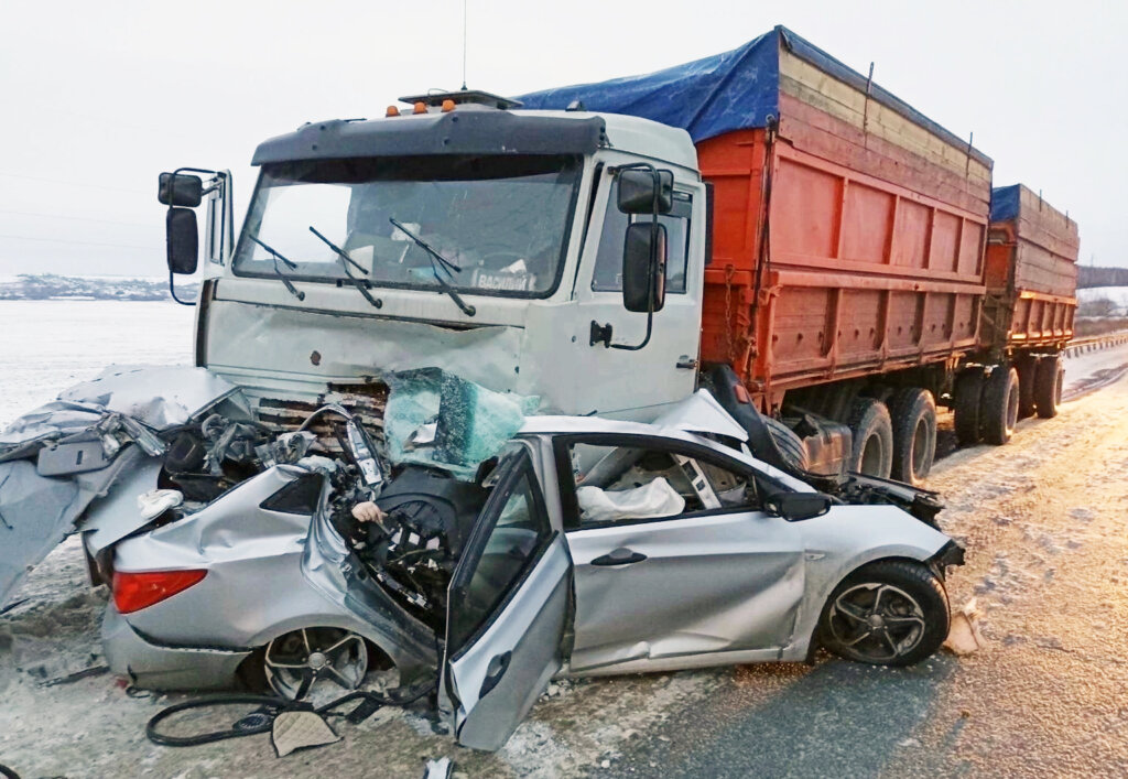 Hyundai Solaris вынесло под встречный КАМАЗ: женщина разбилась на трассе в Мордовии