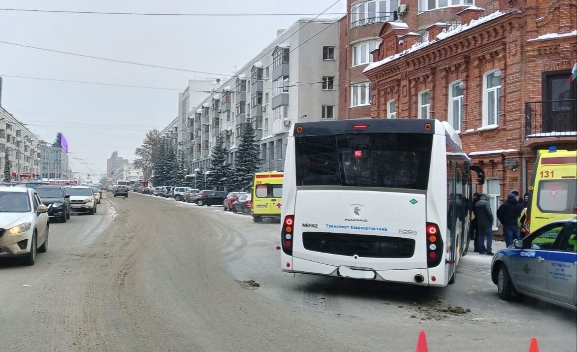 Пассажира выбросило через окно: в Уфе автобус проехал на красный,  протаранил другой автобус и врезался в