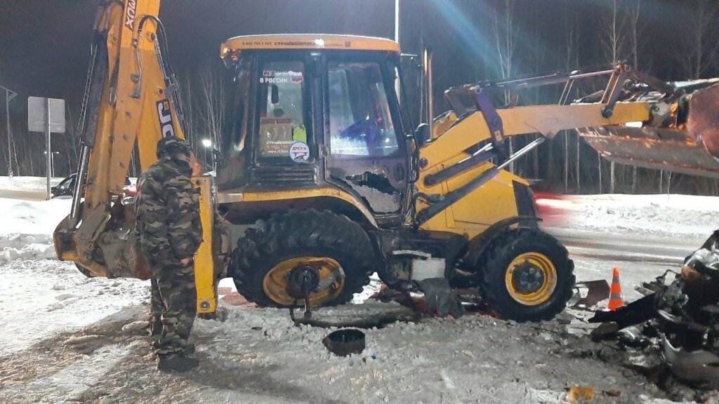 В Тобольске Nissan столкнулся с автогрейдером, убиравшим снег: погибли водитель и пассажир