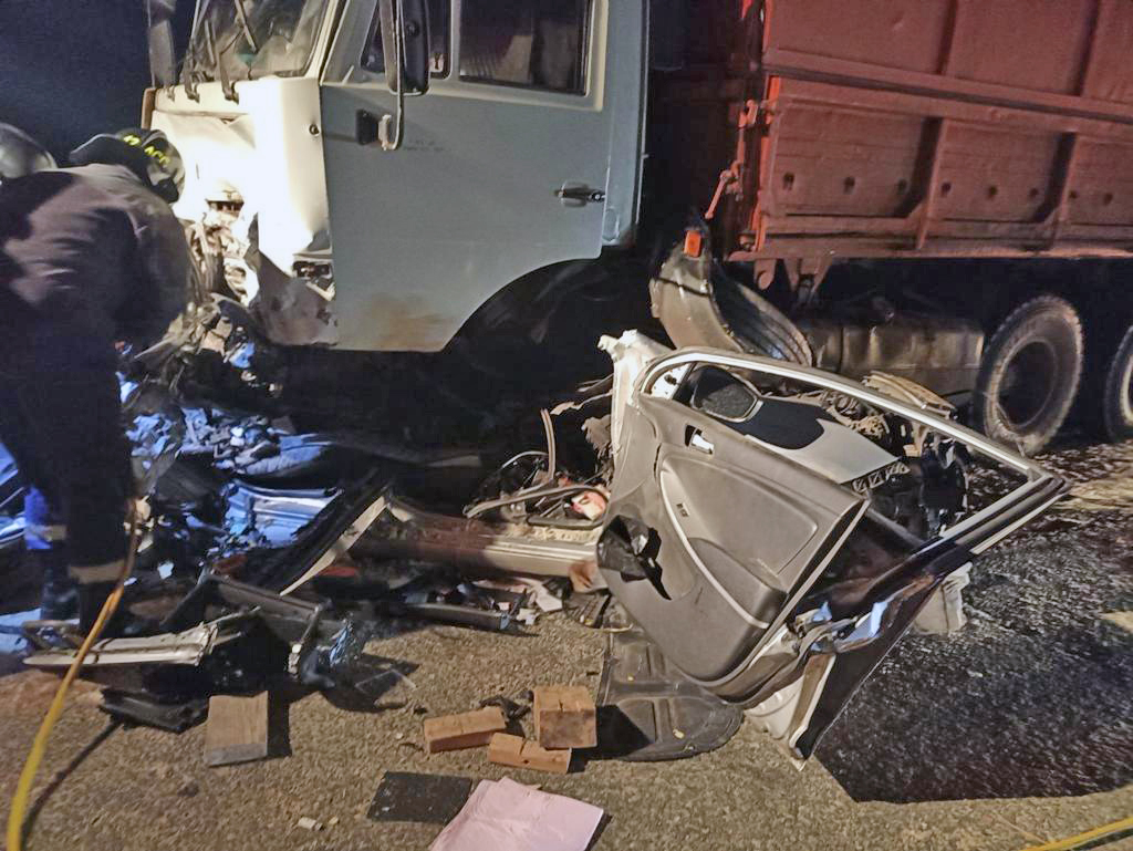 Hyundai Solaris вынесло под встречный КАМАЗ: женщина разбилась на трассе в Мордовии