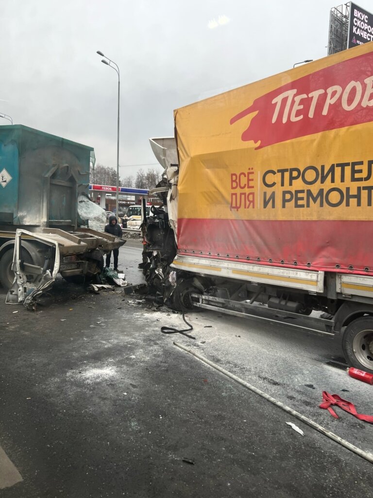 Два грузовика и маршрутное такси столкнулись на Горьковском шоссе в Подмосковье