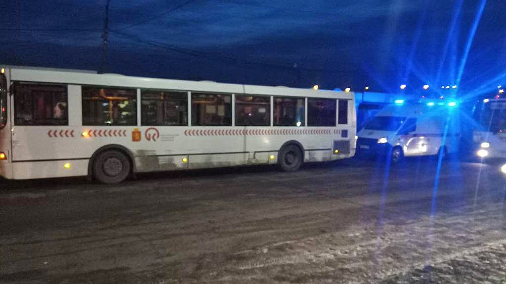 В Красноярске пожилая женщина погибла под колесами автобуса