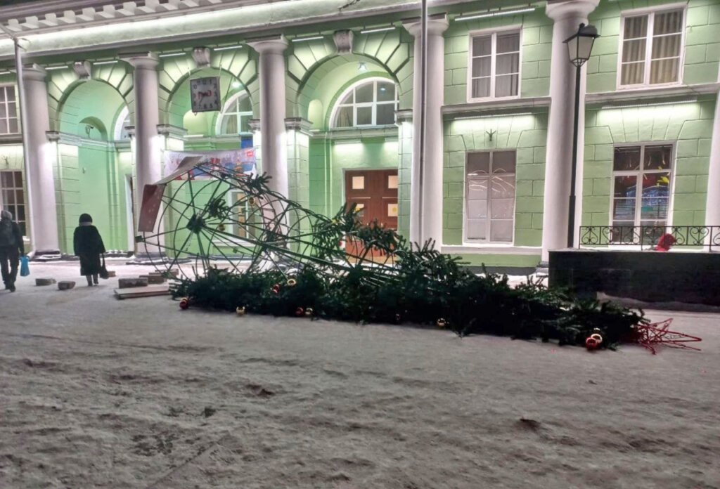 Новогодняя ёлка упала на пешеходов в Мурманске