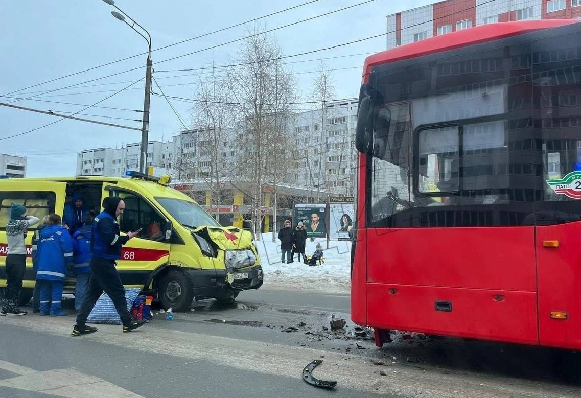 Водитель скорой двигался по встречной полосе. Видео резонансного ДТП в  Казани