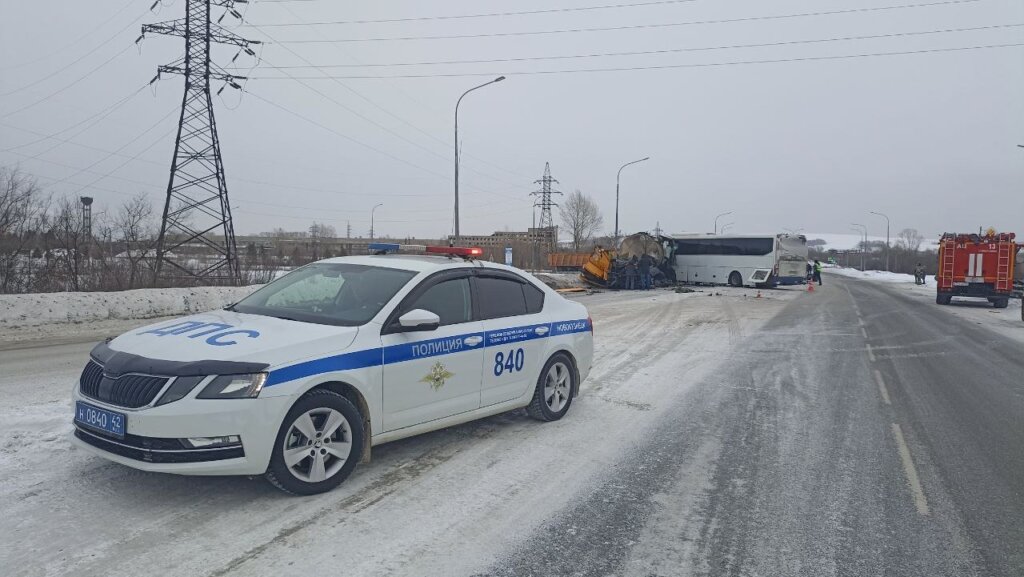 В Новокузнецке водитель пытался развернуться с крайней правой полосы и спровоцировал крупное ДТП