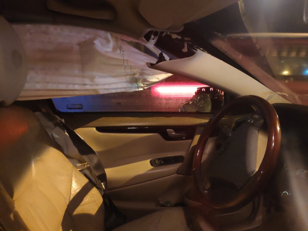 В Петербурге неизвестный водитель устроил ДТП и скрылся на разбитой машине