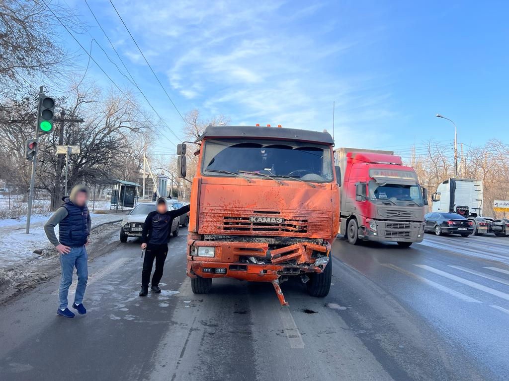 Момент ДТП с участием маршрутки и КАМАЗа в Волгограде попал в объектив камеры
