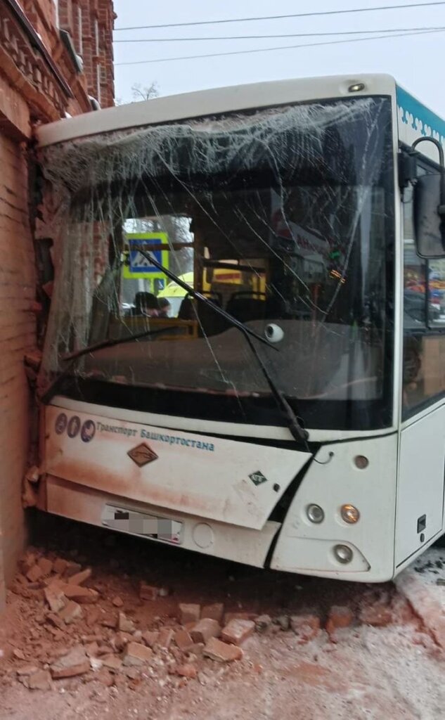 Пассажира выбросило через окно: в Уфе автобус проехал на красный, протаранил другой автобус и врезался в стену дома