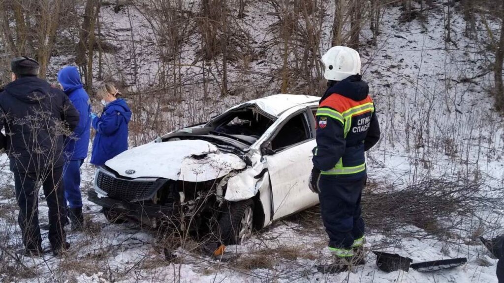 Kia Rio опрокинулся в кювет в Саратовской области: погибли трое мужчин