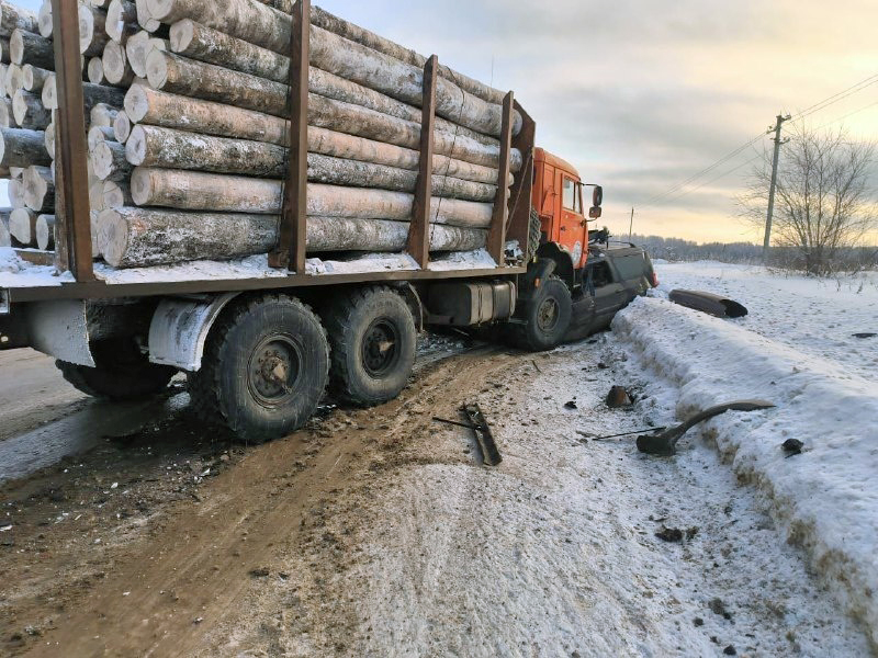 В Кировской области &#171;Ларгус&#187; вынесло под встречный лесовоз: четверо погибли