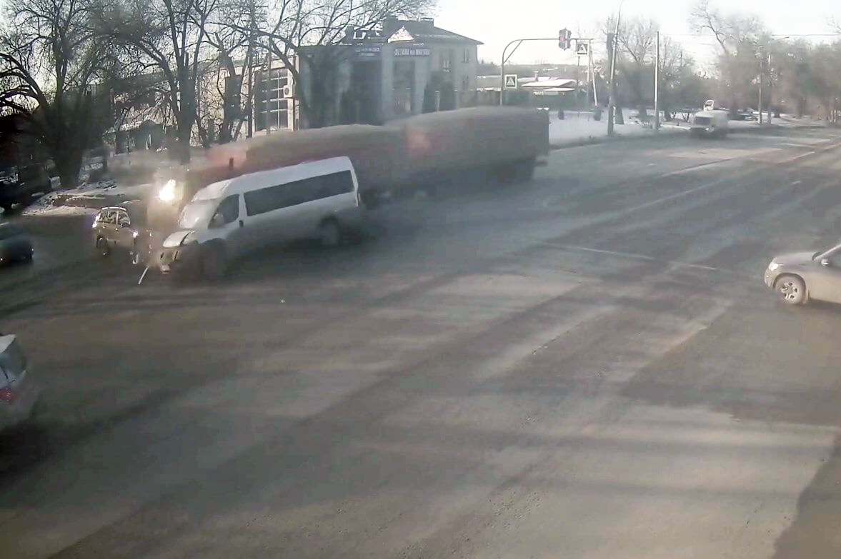 Момент ДТП с участием маршрутки и КАМАЗа в Волгограде попал в объектив камеры