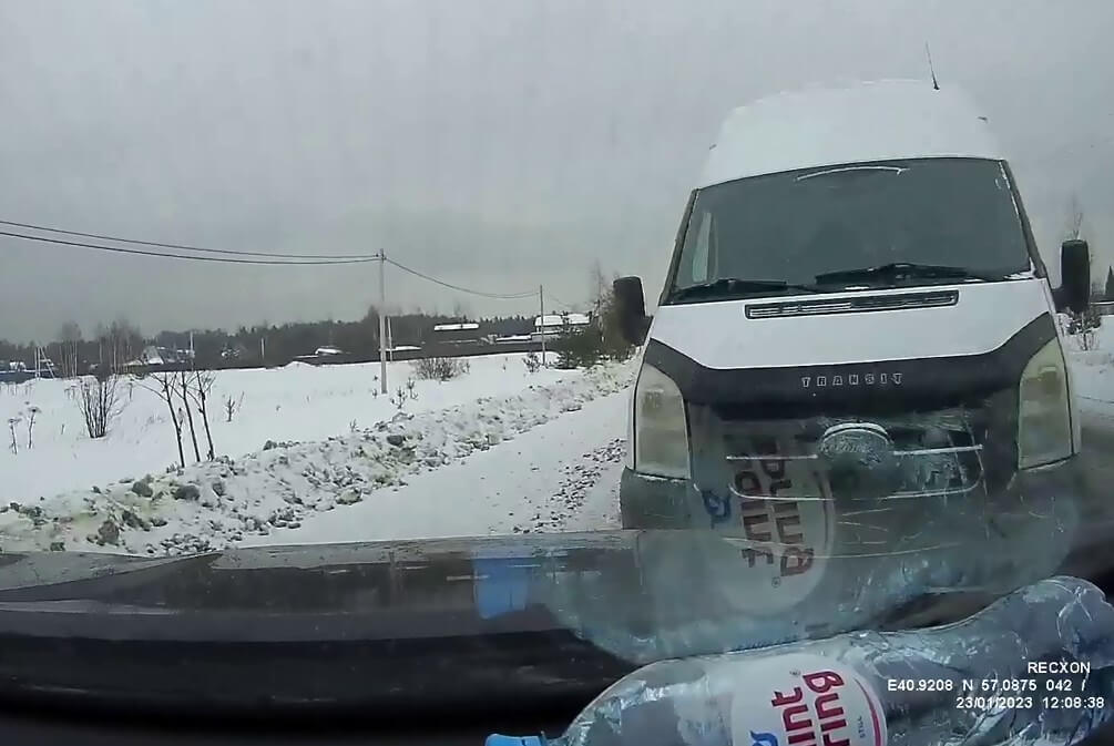 В Ивановской области пьяный водитель на фургоне врезался в машину с детьми