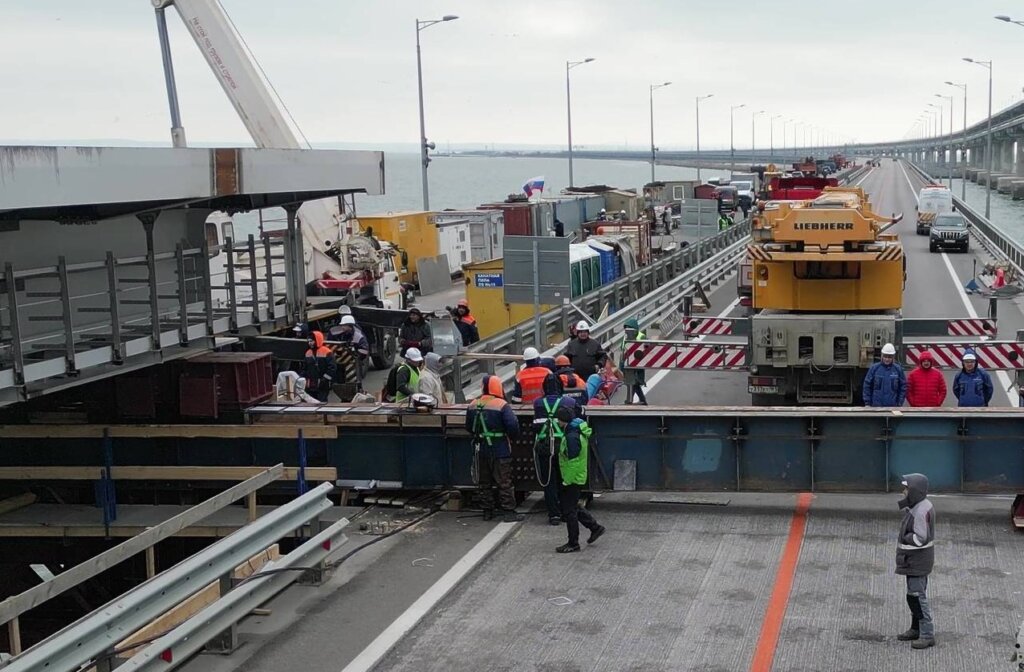 Движение автомобилей по Крымскому мосту полностью перекрыто