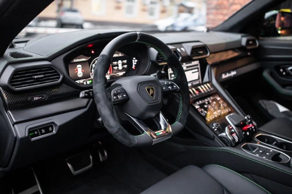 В России в продаже появился кроссовер Lamborghini Urus стоимостью 35 миллионов рублей