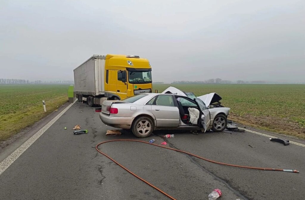 Видео жесткой аварии в Словакии: легковой автомобиль врезался во встречную фуру