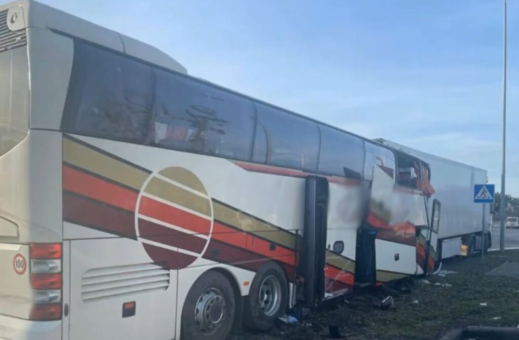 В Житомирской области автобус врезался в фуру