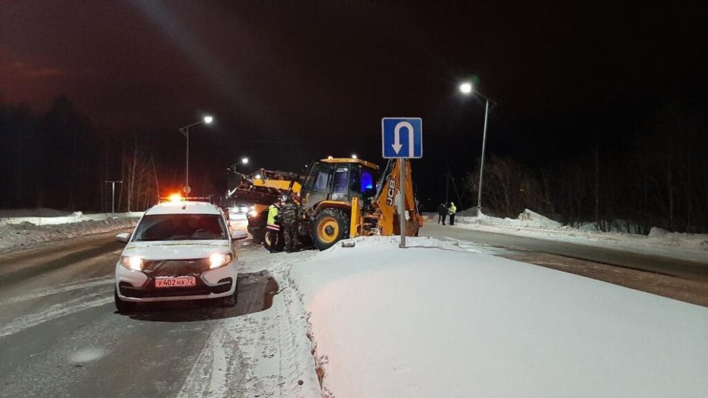 В Тобольске Nissan столкнулся с автогрейдером, убиравшим снег: погибли водитель и пассажир