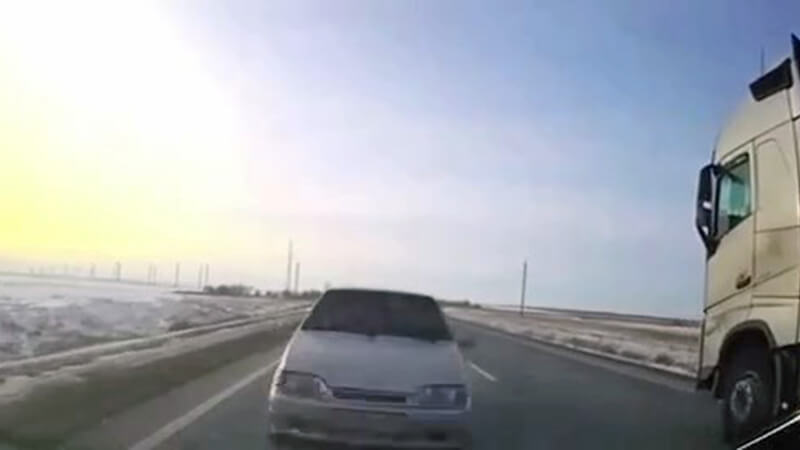 Никто не пытался увернуться. Видео смертельной аварии в Оренбургской области появилось в сети
