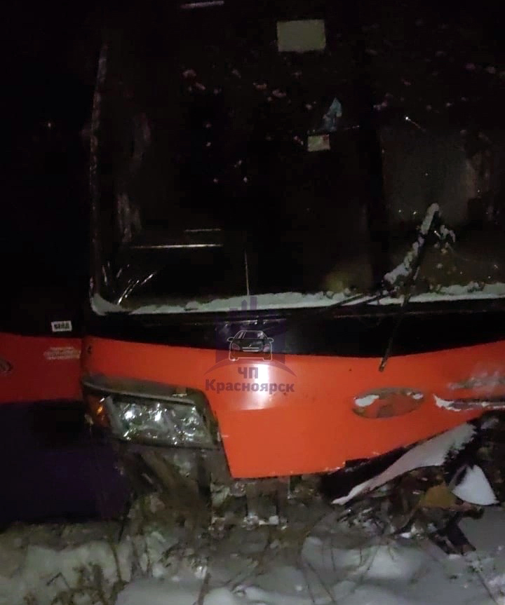 Легковой автомобиль вынесло на встречную полосу в Красноярском крае